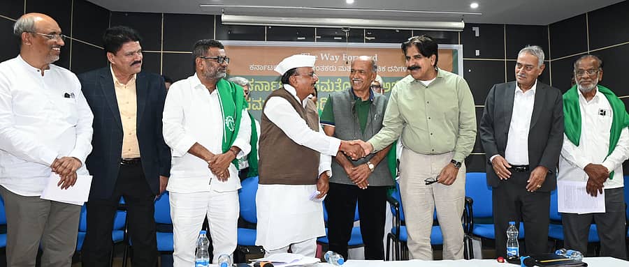 <div class="paragraphs"><p>ಕರ್ನಾಟಕ ಜನಮುಖಿ ಚಿಂತಕರು ಮತ್ತು ಸಾಂಸ್ಕೃತಿಕ ದನಿಗಳ ವೇದಿಕೆ ಬುಧವಾರ ನಗರದ ಕೃಷಿ ತಂತ್ರಜ್ಞರ ಸಂಸ್ಥೆಯಲ್ಲಿ ಆಯೋಜಿಸಿದ್ದ ಕರ್ನಾಟಕದ ಸಮತೋಲನ ಅಭಿವೃದ್ಧಿಗೆ ಸಮಗ್ರ ಭೂ ಸ್ವಾಧೀನ ನೀತಿ, ನಿಲುವುಗಳು’ ಕುರಿತ ಸಂವಾದ </p></div>
