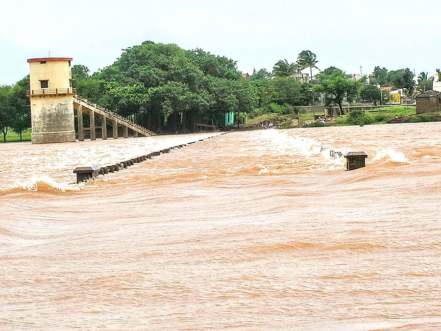 ಕಾಗವಾಡ ತಾಲ್ಲೂಕಿನ ಉಗಾರ-ಕುಡಚಿ ಸೇತುವೆ ಮೇಲೆ ಕೃಷ್ಟಾ ನದಿ ಹರಿಯುತ್ತಿದೆ