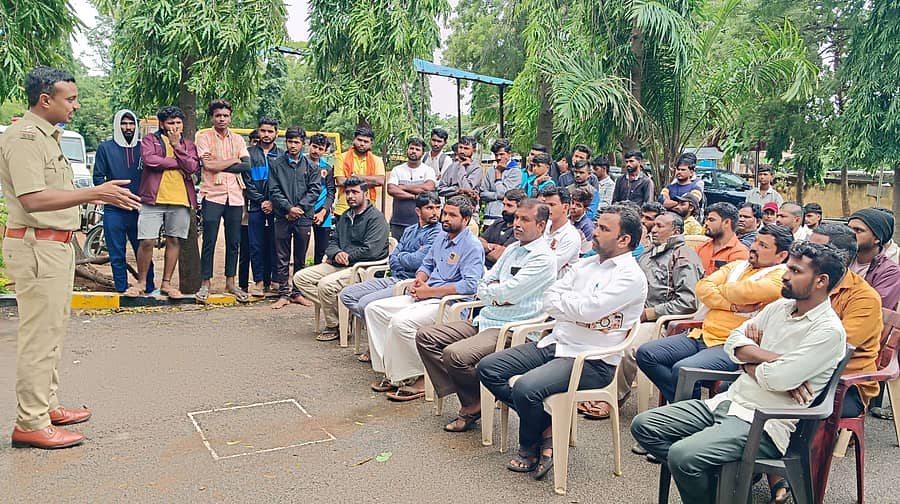 ಯಲಬುರ್ಗಾ ತಾಲ್ಲೂಕಿನ ಬೇವೂರು ಗ್ರಾಮದ ಪೊಲೀಸ್ ಠಾಣೆ ಆವರಣದಲ್ಲಿ ನಡೆದ ಶಾಂತಿಸಭೆಯಲ್ಲಿ ಪಿಎಸ್‍ಐ ಪ್ರಶಾಂತ ಮಾತನಾಡಿದರು 
