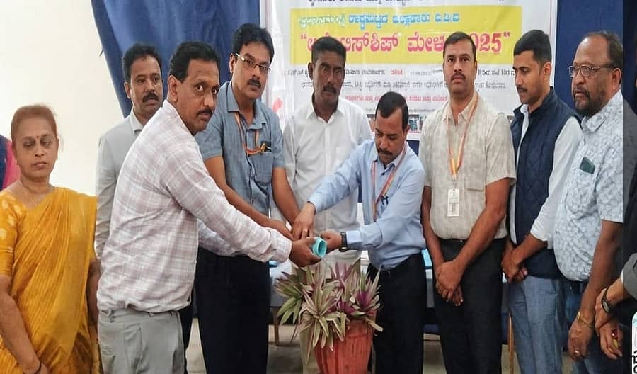 ಚಾಮರಾಜನಗರ ತಾಲ್ಲೂಕಿನ ಮರಿಯಾಲದ ಜೆಎಸ್‌ಎಸ್‌ ಐಟಿಐ ಕಾಲೇಜು ಆವರಣದಲ್ಲಿ ಪ್ರಧಾನಮಂತ್ರಿ ರಾಷ್ಟ್ರಮಟ್ಟದ ಶಿಶಿಕ್ಷು ಮೇಳವನ್ನು ಬದನಗುಪ್ಪೆ ಗ್ರಾಮ ಪಂಚಾಯಿತಿ ಅಧ್ಯಕ್ಷ ಮಲ್ಲೇಶ್ ಉದ್ಘಾಟಿಸಿದರು.