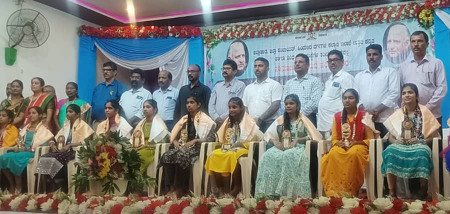 ಕಾರವಾರದಲ್ಲಿ ಹಮ್ಮಿಕೊಂಡಿದ್ದ ಡಿ.ದೇವರಾಜ ಅರಸು ಅವರ ಜನ್ಮದಿನಾಚರಣೆ ಕಾರ್ಯಕ್ರಮದಲ್ಲಿ ಎಸ್‌ಎಸ್‌ಲ್‌ಸಿ, ಪಿಯುಸಿ ಪರೀಕ್ಷೆಯಲ್ಲಿ ಹೆಚ್ಚು ಅಂಕ ಗಳಿಸಿದ ಹಿಂದುಳಿದ ವರ್ಗಗಳ ವಿದ್ಯಾರ್ಥಿಗಳನ್ನು ಸನ್ಮಾನಿಸಲಾಯಿತು