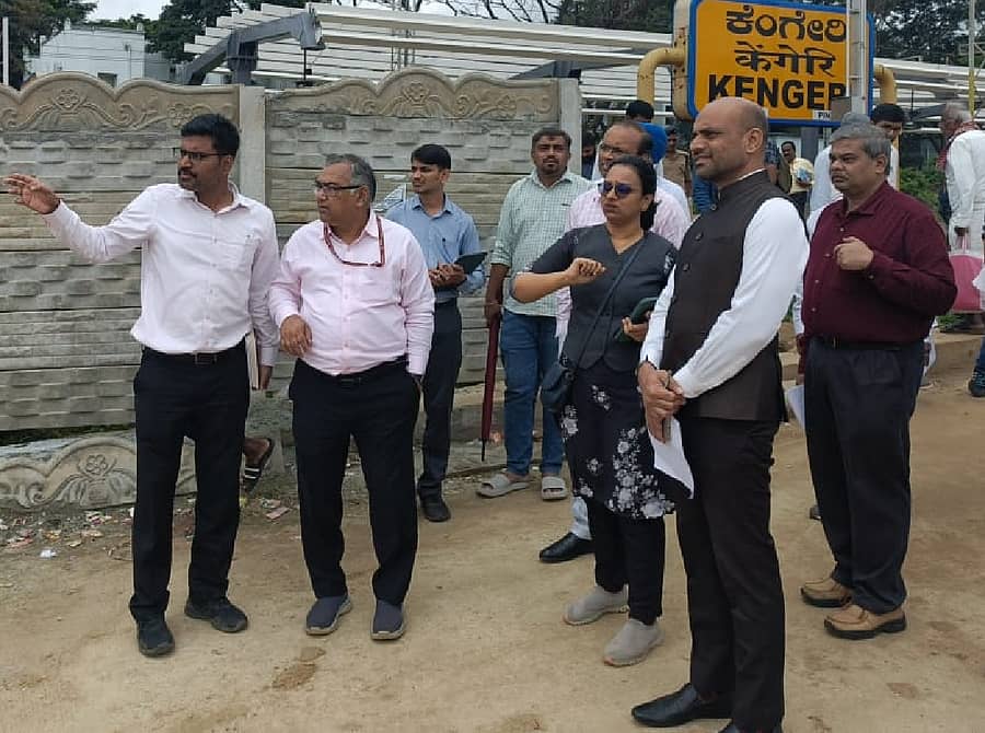 ಅಮೃತ ಭಾರತ ನಿಲ್ದಾಣ ಯೋಜನೆಯಡಿ ನವೀಕರಣಗೊಳ್ಳುತ್ತಿರುವ ಕೆಂಗೇರಿ ರೈಲು ನಿಲ್ದಾಣದ ಕಾಮಗಾರಿಯನ್ನು ನೈಋತ್ಯ ರೈಲ್ವೆಯ ಹೆಚ್ಚುವರಿ ಪ್ರಧಾನ ವ್ಯವಸ್ಥಾಪಕ ಕೆ.ಎಸ್. ಜೈನ್ ಪರಿಶೀಲಿಸಿದರು