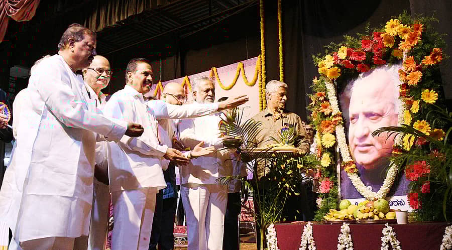ಶಿವಮೊಗ್ಗದಲ್ಲಿ ಬುಧವಾರ ಮಾಜಿ ಮುಖ್ಯಮಂತ್ರಿ ಡಿ.ದೇವರಾಜ ಅರಸು ಜನ್ಮದಿನಾಚರಣೆ ಸಮಾರಂಭದಲ್ಲಿ ಅರಸು ಅವರ ಭಾವಚಿತ್ರಕ್ಕೆ ಗಣ್ಯರು ಪುಷ್ಪ ಅರ್ಪಿಸಿದರು