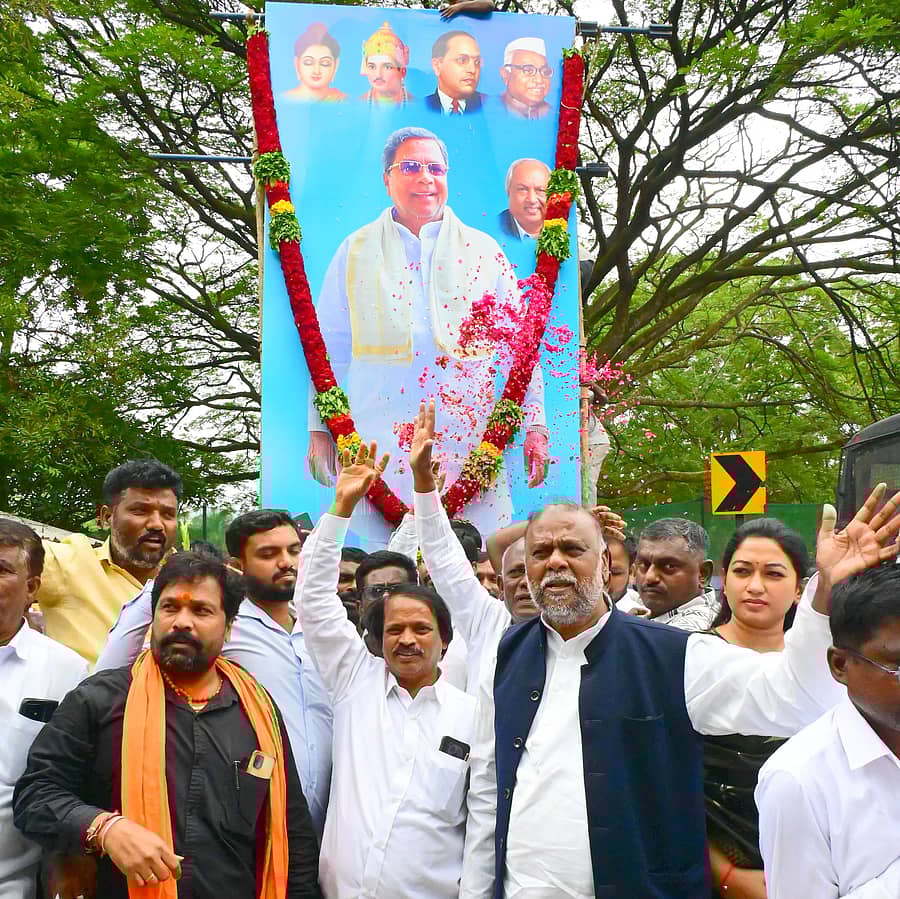 ಮಾಜಿ ಸಚಿವ ಎಚ್. ಆಂಜನೇಯ ನೇತೃತ್ವದಲ್ಲಿ ಸಿದ್ದರಾಮಯ್ಯ ಅವರ ಬೃಹತ್‌ ಭಾವಚಿತ್ರಕ್ಕೆ ಹೂವಿನ ಸುರಿಮಳೆ, ಹಾಲಿನ ಅಭಿಷೇಕ ಮಾಡಲಾಯಿತು.