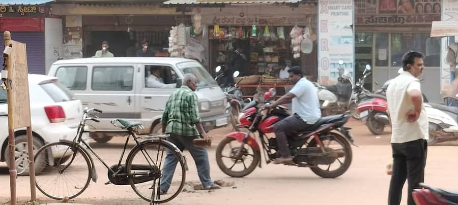 ವಿಜಯಪುರ ಮುಖ್ಯರಸ್ತೆಗಳಲ್ಲಿ ಬಿದ್ದಿರುವ ಗುಂಡಿಗಳನ್ನು ಮುಚ್ಚುತ್ತಿರುವ ವೃದ್ಧ ಉಪೇಂದ್ರ