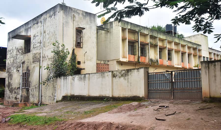 ಹುಬ್ಬಳ್ಳಿಯ ಉಣಕಲ್‌ನಲ್ಲಿರುವ ಮಂದಮತಿ ಮಹಿಳೆಯರ ಅನುಪಾಲನಾ ಗೃಹ ಹಾಗೂ ಮನೋವಿಕಲ ಬಾಲಕಿಯರ ಬಾಲ ಮಂದಿರದ ಕಟ್ಟಡ ಶಿಥಿಲವಾಗಿರುವುದು
ಪ್ರಜಾವಾಣಿ ಚಿತ್ರ: ಗುರು ಹಬೀಬ
