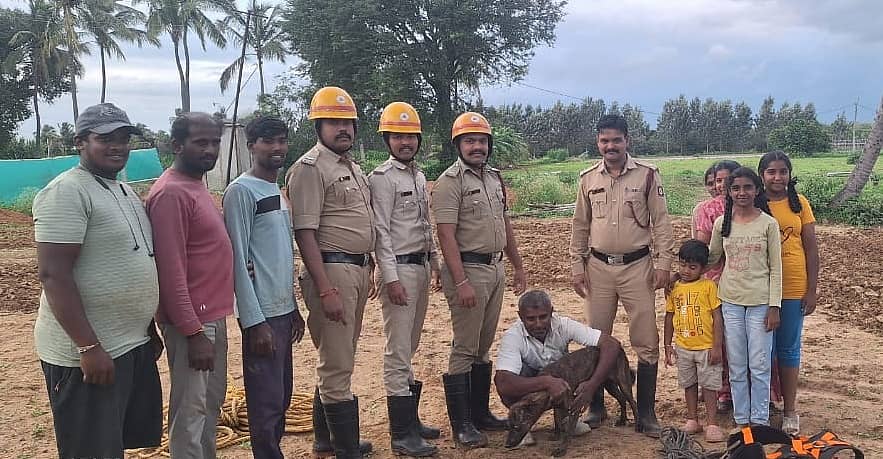 ವಿಜಯಪುರ ಸಮೀಪದ ಅಂಕತಟ್ಟಿ ಗ್ರಾಮದಲ್ಲಿ ಹಳೆ ಬಾವಿಗೆ ಬಿದ್ದಿದ್ದ ಸಾಕುನಾಯಿಯನ್ನು ಅಗ್ನಿಶಾಮಕ ದಳದ ಸಿಬ್ಬಂದಿ ಎರಡು ಗಂಟೆ ಕಾಲ ಕಾರ್ಯಾಚರಣೆ ನಡೆಸಿ ಮೇಲೆತ್ತಿ ಜೀವ ಉಳಿಸಿದ್ದಾರೆ