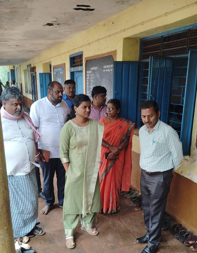 ಕುಳಗೇರಿ ಕ್ರಾಸ್ ಸಮೀಪದ ಗೋವನಕೊಪ್ಪ ಗ್ರಾಮದ ಸರ್ಕಾರಿ ಪ್ರೌಢಶಾಲೆಗೆ ಮಂಗಳವಾರ ಬಾದಾಮಿ ತಹಶೀಲ್ದಾರ್ ಕಾವ್ಯಾಶ್ರೀ ಎಚ್. ಭೇಟಿ ನೀಡಿ ಶಿಥಿಲಗೊಂಡ ಕೊಠಡಿಗಳನ್ನು ವೀಕ್ಷಿಸಿದರು. ಬಾದಾಮಿ ಕ್ಷೇತ್ರ ಶಿಕ್ಷಣಾಧಿಕಾರಿ ಕೇಶವ ಪೆಟ್ಲೂರ, ದೈಹಿಕ ಶಿಕ್ಷಣ ಪರಿವೀಕ್ಷಕ ಬಿ.ಎಚ್.ಹಳಗೇರಿ, ಮುಖ್ಯ ಶಿಕ್ಷಕಿ ಎಸ್.ವಿ. ಸಾಲಿಮಠ ಹಾಜರಿದ್ದರು
