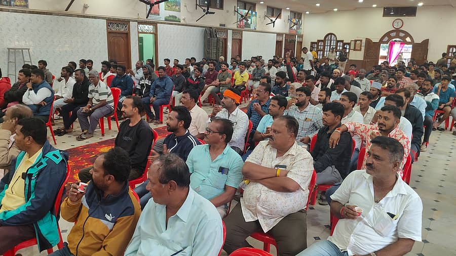 ಹಾವೇರಿ ಗುರುಭವನದಲ್ಲಿ ಮಂಗಳವಾರ ಹಮ್ಮಿಕೊಂಡಿದ್ದ ‘ಗೌರಿ ಗಣೇಶ ಹಬ್ಬ ಹಾಗೂ ಈದ್ ಮಿಲಾದ್ ಹಬ್ಬದ ಶಾಂತಿ ಸಭೆ’ಯಲ್ಲಿ ಪಾಲ್ಗೊಂಡಿದ್ದ ಹಿಂದೂ–ಮುಸ್ಲಿಂ ಸಮುದಾಯದ ಜನರು