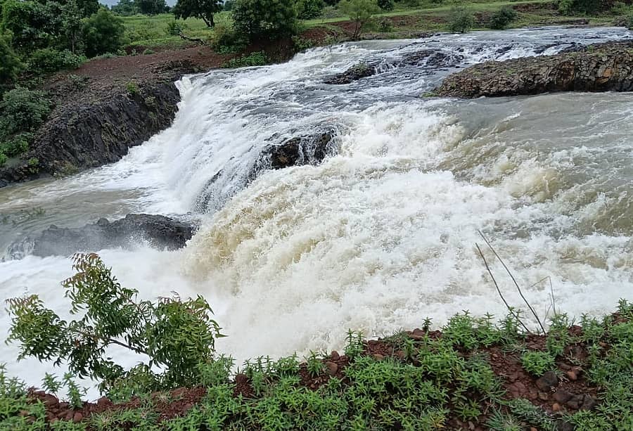 ಔರಾದ್ ತಾಲ್ಲೂಕಿನ ತೇಗಂಪೂರ ಕೆರೆ ಮಳೆಯಿಂದ ತುಂಬಿ ಹೊರ ಬರುತ್ತಿರುವ ಹಾಲ್ನೊರೆ