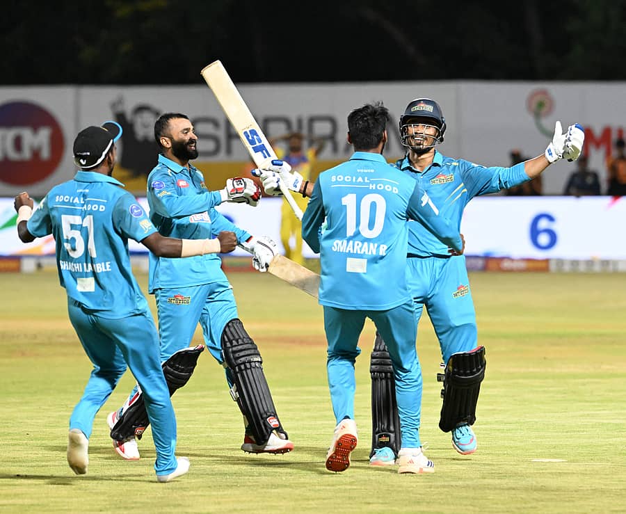 ಮೈಸೂರು ವಾರಿಯರ್ಸ್ ಎದುರು ಕೊನೆ ಎಸೆತದಲ್ಲಿ ಸಿಕ್ಸರ್‌ ಸಿಡಿಸಿ ಗುಲ್ಬರ್ಗ ಮಿಸ್ಟಿಕ್ಸ್‌ಗೆ ಗೆಲುವು ತಂದುಕೊಟ್ಟ ಪ್ರವೀಣ್ ದುಬೆ ಅವರನ್ನು ಸಹ ಆಟಗಾರರು ಅಭಿನಂದಿಸಿದರು – ಪ್ರಜಾವಾಣಿ ಚಿತ್ರ: ಅನೂಪ್‌ ರಾಘ.ಟಿ.