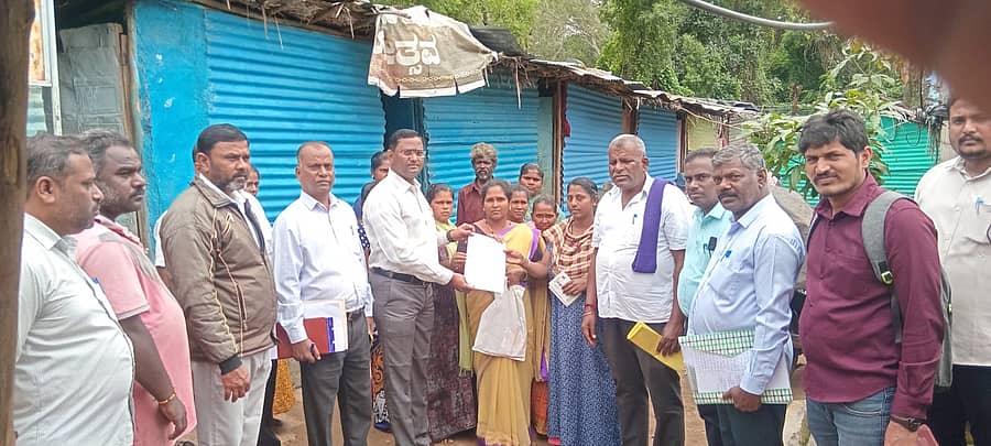 ಕೆ.ಆರ್.‌ನಗರ ಗೌತಮ ಬುದ್ಧ ನಗರದಲ್ಲಿ ನಿರ್ಗತಿಕ ಅಲೆಮಾರಿ ಕುಟುಂಬಗಳು ವಾಸ ಮಾಡುತ್ತಿರುವ ಸ್ಥಳಕ್ಕೆ ತಹಶೀಲ್ದಾರ್ ಜಿ.ಸುರೇಂದ್ರಮೂರ್ತಿ ಮಂಗಳವಾರ ಭೇಟಿ ನೀಡಿದ್ದ ಸಂದರ್ಭದಲ್ಲಿ ಮೂಲ ಸೌಕರ್ಯ ಒದಗಿಸುವಂತೆ ಅಲ್ಲಿನ ನಿವಾಸಿಗಳು ಮನವಿ ಸಲ್ಲಿಸಿದರು