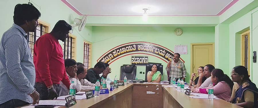 ಆಲೂರು ಪಟ್ಟಣ ಪಂಚಾಯಿತಿ ಸಾಮಾನ್ಯ ಸಭೆ ಅಧ್ಯಕ್ಷೆ ತಾಹೆರಾಬೇಗಂ ವರ ಅಧ್ಯಕ್ಷತೆಯಲ್ಲಿ ನಡೆಯಿತು. ಮುಖ್ಯಾಧಿಕಾರಿ ಮಂಜುನಾಥ್, ಸದಸ್ಯರು ಭಾಗವಹಿಸಿದ್ದರು 