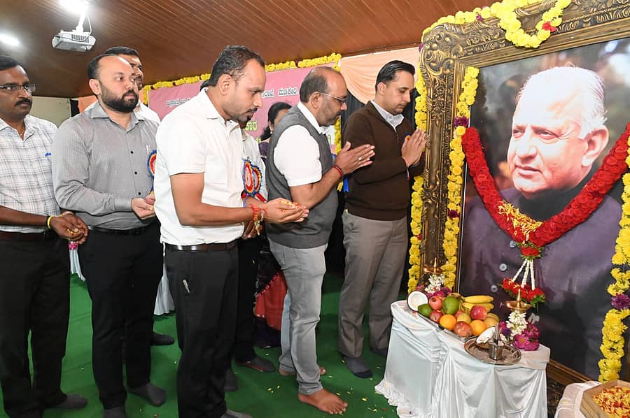 ಮಡಿಕೇರಿಯ ಗಾಂಧಿ ಭವನದಲ್ಲಿ ಬುಧವಾರ ನಡೆದ ಸಾಮಾಜಿಕ ಕ್ರಾಂತಿಯ ಹರಿಕಾರ ಹಾಗೂ ಮಾಜಿ ಮುಖ್ಯಮಂತ್ರಿ ದಿ.ಡಿ.ದೇವರಾಜ ಅರಸು ಅವರ 110 ನೇ ಜನ್ಮ ದಿನಾಚರಣೆ ಕಾರ್ಯಕ್ರಮದಲ್ಲಿ ಡಿ.ದೇವರಾಜ ಅರಸು ಅವರ ಭಾವಚಿತ್ರಕ್ಕೆ ಜಿಲ್ಲಾಧಿಕಾರಿ ವೆಂಕಟ್ ರಾಜಾ ಪುಷ್ಪನಮನ ಸಲ್ಲಿಸಿದರು
