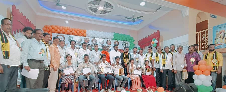 ದೊಡ್ಡಬಳ್ಳಾಪುರದಲ್ಲಿ ಕ್ರಾಂತಿವೀರ ಸಂಗೊಳ್ಳಿ ರಾಯಣ್ಣ ಪತ್ತಿನ ಸಹಕಾರ ಸಹಕಾರ ಸಂಘದಿಂದಕುರುಬ ಸಮಾಜದ ಎಸ್‌ಎಸ್‌ಎಲ್‌ಸಿ ಹಾಗೂ ಪಿಯುಸಿಯಲ್ಲಿ ಹೆಚ್ಚು ಅಂಕಪಡೆದ ವಿದ್ಯಾರ್ಥಿಗಳ ಪ್ರತಿಭಾ ಪುರಸ್ಕಾರ ನಡೆಯಿತು