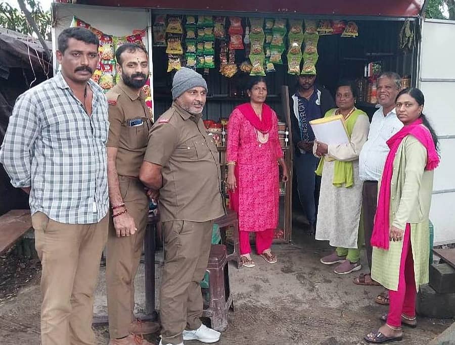 ಅರಕಲಗೂಡಿನಲ್ಲಿ ತಂಬಾಕು ಉತ್ಪನ್ನಗಳ ಮಾರಾಟ ನಡೆಸುತ್ತಿದ್ದ ಅಂಗಡಿಗಳ ಮೇಲೆ ದಾಳಿ ನಡೆಸಿದ ಅಧಿಕಾರಿಗಳು ದಂಡ ವಿಧಿಸಿದರು