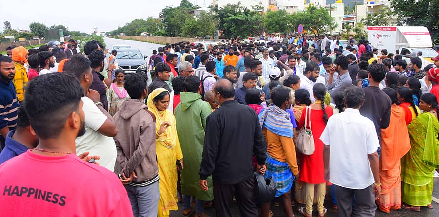 <div class="paragraphs"><p>ಪದವಿ ವಿದ್ಯಾರ್ಥಿನಿ ವರ್ಷಿತಾ ಕೊಲೆ ಖಂಡಿಸಿ ವಿವಿಧ ಸಂಘಟನೆಗಳ ಸದಸ್ಯರು ರಾಷ್ಟ್ರೀಯ ಹೆದ್ದಾರಿ ತಡೆದು ಪ್ರತಿಭಟನೆ ನಡೆಸಿದರು</p></div>