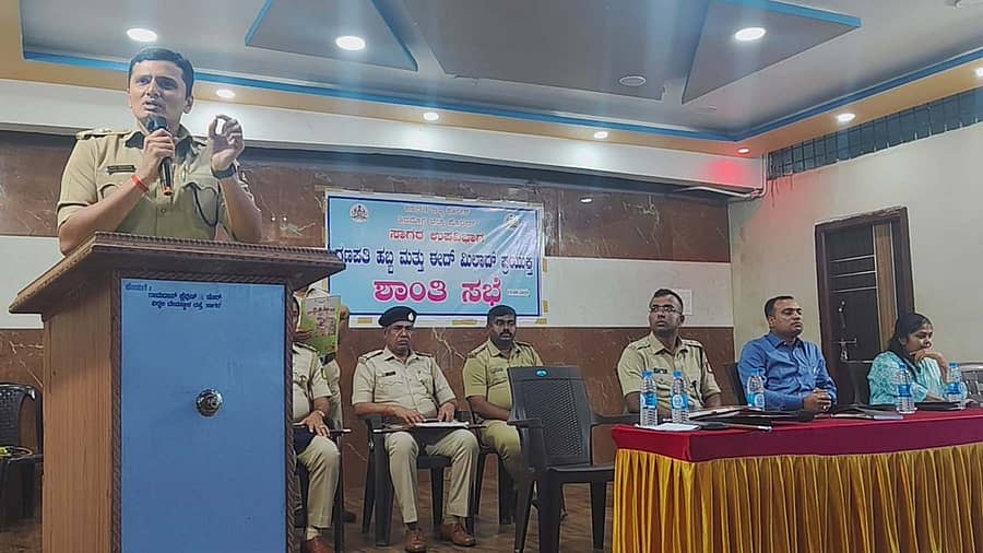 ಸಾಗರದಲ್ಲಿ ಮಂಗಳವಾರ ನಡೆದ ಜನ ಸಂಪರ್ಕ ಸಭೆಯಲ್ಲಿ ಜಿಲ್ಲಾ ಪೊಲೀಸ್ ವರಿಷ್ಠಾಧಿಕಾರಿ ಮಿಥುನ್ ಕುಮಾರ್ ಮಾತನಾಡಿದರು 