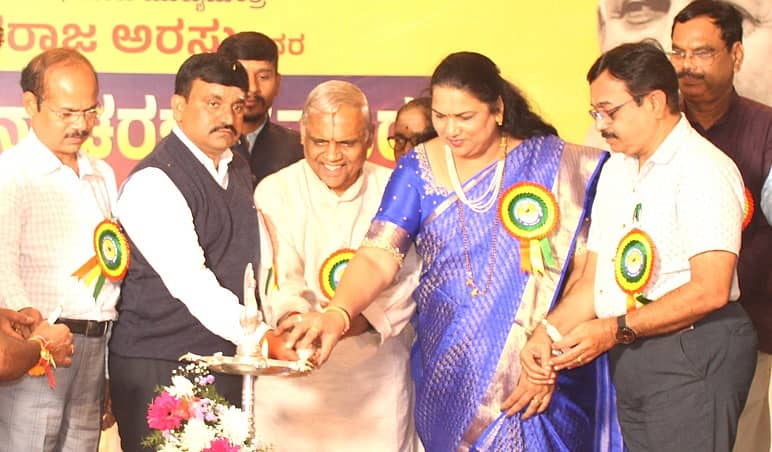 ಚಿತ್ರದುರ್ಗದ ಎಸ್‌.ಜೆ.ಕಲ್ಯಾಣ ಮಂಟಪದಲ್ಲಿ ಬುಧವಾರದಿಂದ ಆಯೋಜಿಸಿದ್ದ ದೇವರಾಜ ಅರಸು ಜನ್ಮದಿನಾಚರಣೆ ಸಮಾರಂಭವನ್ನು ಕನ್ನಡ ವಾಗ್ಮಿ ಹಿರೇಮಗಳೂರು ಕಣ್ಣನ್‌ ಉದ್ಘಾಟಿಸಿದರು