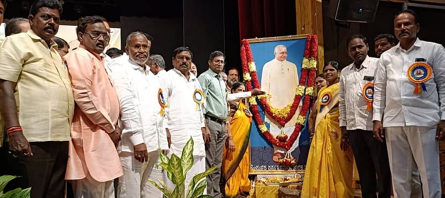 ರಾಯಚೂರಿನ ಪಂಡಿತ ಸಿದ್ದರಾಮ ಜಂಬಲದಿನ್ನಿ ರಂಗ ಮಂದಿರದಲ್ಲಿ ಆಯೋಜಿಸಿದ್ದ ಮಾಜಿ ಮುಖ್ಯಮಂತ್ರಿ ಡಿ.ದೇವರಾಜ ಅರಸು ಜಯಂತಿ ಕಾರ್ಯಕ್ರಮದಲ್ಲಿ ಅರಸು ಭಾವಚಿತ್ರಕ್ಕೆ ಹೆಚ್ಚುವರಿ ಜಿಲ್ಲಾಧಿಕಾರಿ ಶಿವಾನಂದ ಭಜಂತ್ರಿ ಪುಷ್ಪಾರ್ಪಣೆ ಮಾಡಿದರು. ಕುಮಾರಸ್ವಾಮಿ, ನರಸಮ್ಮ ಮಾಡಗಿರಿ, ವೆಂಕಟೇಶ ಉಪಸ್ಥಿತರಿದ್ದರು