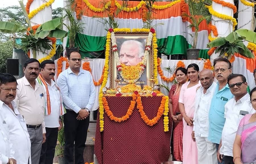 ಹುಣಸೂರು ನಗರದ ಹೊರ ವಲಯದಲ್ಲಿನ ದೇವರಾಜ ಅರಸು ಪುತ್ಥಳಿಗೆ ಬುಧವಾರ ಹುಣಸೂರು ಉಪವಿಭಾಗದ ಉಪವಿಭಾಗಾಧಿಕಾರಿ ವಿಜಯಕುಮಾರ್‌ ಪುಷ್ಪನಮನ ಸಲ್ಲಿಸಿ ದೇವರಾಜ ಅರಸು ಅವರ 110 ನೇ ಜಯಂತಿಗೆ ಚಾಲನೆ ನೀಡಿದರು.