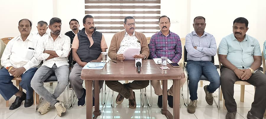 ಕುಶಾಲನಗರ ಕೈಗಾರಿಕೋದ್ಯಮಿಗಳ ಮತ್ತು ವೃತ್ತಿ ನಿರತರ ವಿವಿಧೋದ್ದೇಶ ಸಹಕಾರ ಸಂಘದ ಅಧ್ಯಕ್ಷ ಟಿ.ಆರ್.ಶರವಣ ಕುಮಾರ್ ಮಾತನಾಡಿದರು.