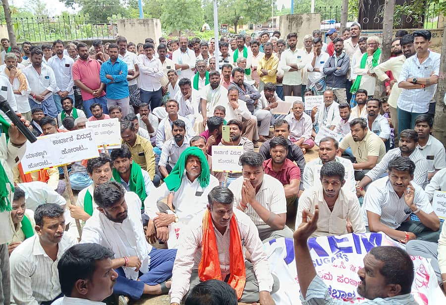 ಕೊಪ್ಪಳ ತಾಲ್ಲೂಕಿನ ಗೊಂಡಬಾಳ ಗ್ರಾಮ ಪಂಚಾಯಿತಿ ಮುಂಭಾಗದಲ್ಲಿ ಮುದ್ದಾಬಳ್ಳಿ ಗ್ರಾಮಸ್ಥರು ಸಕ್ಕರೆ ಕಾರ್ಖಾನೆ ಸ್ಥಾಪನೆ ವಿರೋಧಿಸಿ ಪ್ರತಿಭಟನೆ ನಡೆಸಿದರು


