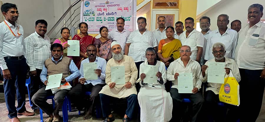 ರಾಮನಗರದ ಕಾಯಿಸೊಪ್ಪಿನ ಬೀದಿಯಲ್ಲಿರುವ ಲಕ್ಷ್ಮಿ ನಾರಾಯಣ ದೇವಸ್ಥಾನ ಆವರಣದಲ್ಲಿ ನಗರಸಭೆ ಹಮ್ಮಿಕೊಂಡಿದ್ದ ‘ಮನೆ ಮನೆಗೆ ಇ-ಖಾತೆ’ ಅಭಿಯಾನದಲ್ಲಿ ಅರ್ಜಿದಾರರಿಗೆ ಇ–ಖಾತೆಗಳನ್ನು ವಿತರಿಸಲಾಗಿತ್ತು (ಸಂಗ್ರಹ ಚಿತ್ರ)