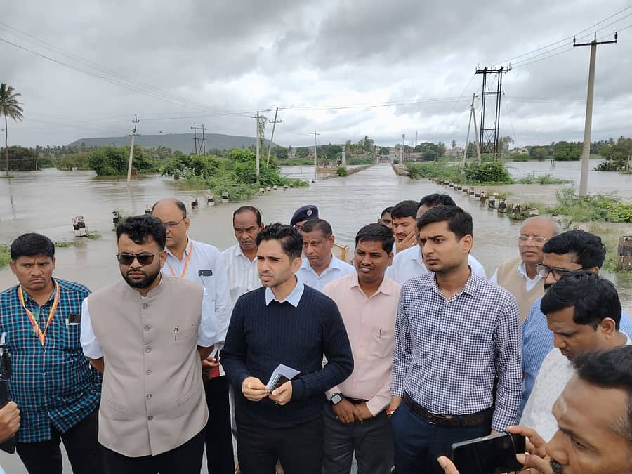 <div class="paragraphs"><p>ಪ್ರವಾಹ ಪೀಡಿತ ಪ್ರದೇಶಗಳಿಗೆ ಜಿಲ್ಲಾಧಿಕಾರಿ ಭೇಟಿ</p></div>