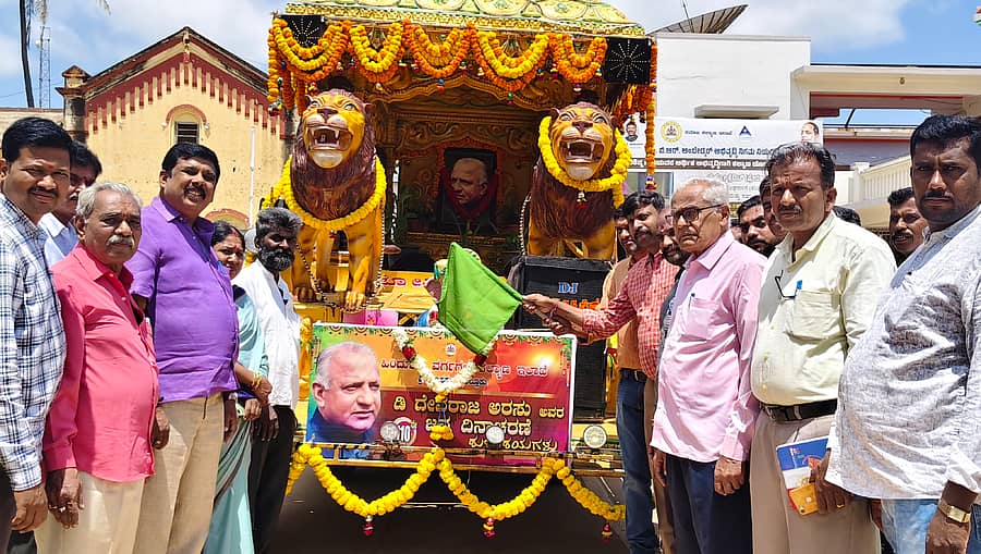 ಶ್ರೀನಿವಾಸಪುರದಲ್ಲಿ ಬುಧವಾರ ಡಿ.ದೇವರಾಜ ಅರಸು ಜಯಂತಿವಾಗಿ ಅಂಗವಾಗಿ ಹಮ್ಮಿಕೊಂಡಿದ್ದ ಮೆರವಣಿಗೆಗೆ ತಹಶೀಲ್ದಾರ್ ಜಿ.ಎನ್.ಸುಧೀಂದ್ರ ಚಾಲನೆ ನೀಡಿದರು