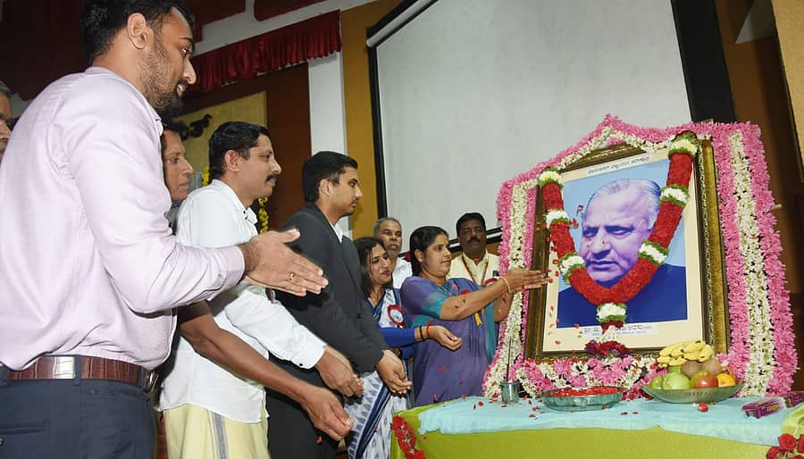 <div class="paragraphs"><p>ಮಂಗಳೂರು ಜಿಲ್ಲಾ ಆಡಳಿತದಿಂದ ದೇವರಾಜ ಅರಸು ಜಯಂತಿ&nbsp; ಆಚರಿಸಲಾಯಿತು</p></div>