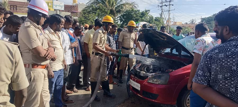 ಪಾವಗಡ ಪೆನುಗೊಂಡ ರಸ್ತೆಯಲ್ಲಿ ಬುಧವಾರ ಕಾರಿನಲ್ಲಿ ಕಾಣಿಸಿಕೊಂಡ ಬೆಂಕಿಯನ್ನು ಅಗ್ನಿಶಾಮಕ ಸಿಬ್ಬಂದಿ ನಂದಿಸಿದರು