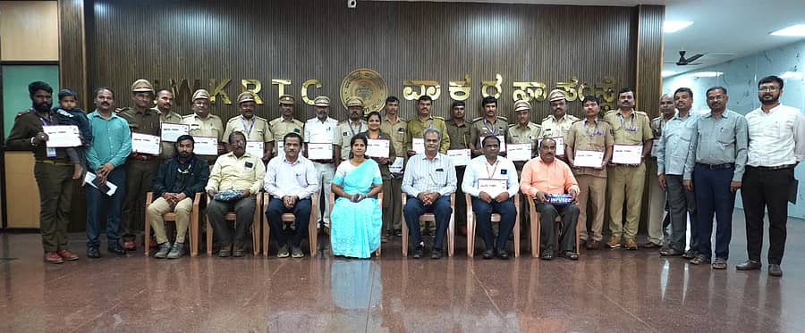 ಹುಬ್ಬಳ್ಳಿಯ ವಾಯವ್ಯ ಕರ್ನಾಟಕ ರಸ್ತೆ ಸಾರಿಗೆ ಸಂಸ್ಥೆಯ ಕೇಂದ್ರ ಕಚೇರಿಯಲ್ಲಿ ಬುಧವಾರ ಏರ್ಪಡಿಸಿದ್ದ ಸಮಾರಂಭದಲ್ಲಿ ಯುಪಿಐ ಪಾವತಿ ಮೂಲಕ ಅತಿ ಹೆಚ್ಚು ಟಿಕೆಟ್‌ ನೀಡಿದ  ನಿರ್ವಾಹಕರಿಗೆ ಸಂಸ್ಥೆಯ ವ್ಯವಸ್ಥಾಪಕ ನಿರ್ದೇಶಕಿ ಪ್ರಿಯಾಂಗಾ ಎಂ. ಅವರು ಪ್ರಶಂಸಾ ಪತ್ರ ನೀಡಿದರು