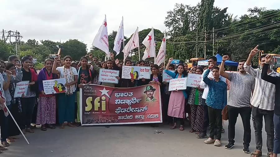 ‘ಚಿತ್ರದುರ್ಗದ ರಾಷ್ಟ್ರೀಯ ಹೆದ್ದಾರಿ ಬಳಿ ಹಾಸ್ಟೆಲ್ ವಿದ್ಯಾರ್ಥಿನಿ ಮೇಲೆ ಆತ್ಯಾಚಾರವೆಸಗಿ ಕೊಲೆ ಮಾಡಿ ಮೃತದೇಹವನ್ನು ಸುಟ್ಟು ಹಾಕಿರುವ ಆರೋಪಿಗಳನ್ನು ಬಂಧಿಸಿ ಗಲ್ಲುಶಿಕ್ಷೆ ವಿಧಿಸಬೇಕು’ ಎಂದು ಆಗ್ರಹಿಸಿ ವಿದ್ಯಾರ್ಥಿಗಳು ನಗರದಲ್ಲಿ ಬುಧವಾರ ಪ್ರತಿಭಟನೆ ನಡೆಸಿದರು.