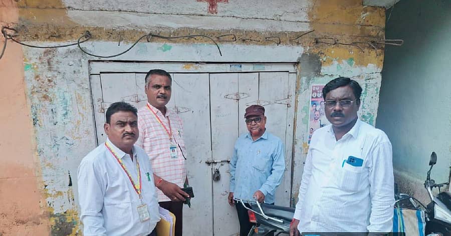 ಸೇಡಂ ತಾಲ್ಲೂಕು ಮಳಖೇಡ ಸ್ಟೇಷನ್ ತಾಂಡಾದಲ್ಲಿನ ನಕಲಿ ವೈದ್ಯರ ಕ್ಲಿನಿಕ್ ಮೇಲೆ ದಾಳಿ ನಡೆಸಿದ ತಾಲ್ಲೂಕು ಆರೋಗ್ಯಾಧಿಕಾರಿ ಡಾ.ಸಂಜೀವಕುಮಾರ ಪಾಟೀಲ ಬೀಗ ಹಾಕಿದರು