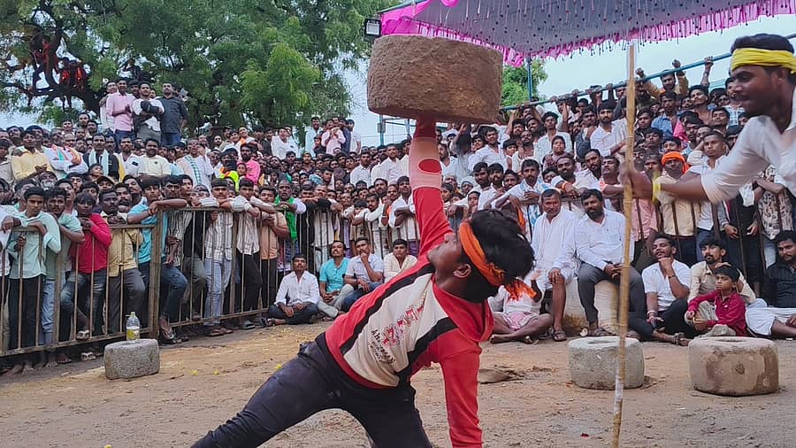 ಮುದಗಲ್‌ನ ಮೇಗಳಪೆಟೆಯಲ್ಲಿರುವ ಜ್ಞಾನೇಶ್ವರ ಜಾತ್ರಾ ಮಹೋತ್ಸವದ ನಿಮಿತ್ತ ಜರುಗಿದ ಕಲ್ಲು ಎತ್ತುವ ಸ್ಫರ್ಧೆ