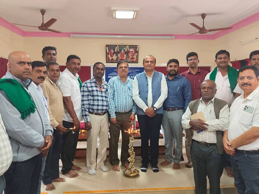 ನಂಜನಗೂಡು  ತಾಲ್ಲೂಕಿನ  ಸುತ್ತೂರು ಜೆಎಸ್ಎಸ್ ಕೃಷಿ ವಿಜ್ಞಾನ ಕೇಂದ್ರದಲ್ಲಿ  ಮಂಗಳವಾರ ನಡೆದ ಜಾನುವಾರು ಉದ್ಯಮಿಗಳಿಗೆ ಮೂರು ದಿನಗಳ ತರಬೇತಿ ಕಾರ್ಯಕ್ರಮವನ್ನು ಪಶುಸಂಗೋಪನೆ ಇಲಾಖೆಯ  ಜಂಟಿ ಆಯುಕ್ತ ಡಾ. ಎಚ್ ತೆಗ್ಗಿ ಉದ್ಘಾಟಿಸಿದರು.