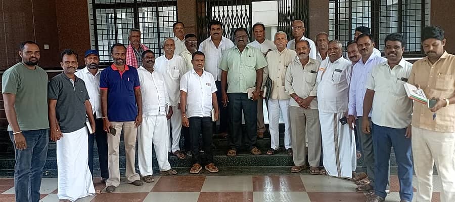 ಹಿರಿಯೂರಿನ ಪ್ರವಾಸಿ ಮಂದಿರದಲ್ಲಿ ಬುಧವಾರ ಕೆ.ಎನ್. ರಾಜಣ್ಣ ಅವರನ್ನು ಸಚಿವ ಸ್ಥಾನದಿಂದ ವಜಾಗೊಳಿಸಿರುವ ವಿರುದ್ಧ ನಡೆಸಿದ ಸಭೆಯಲ್ಲಿ ಪಾಲ್ಗೊಂಡಿದ್ದ ವಾಲ್ಮೀಕಿ ನಾಯಕ ಸಮುದಾಯದ ಮುಖಂಡರು