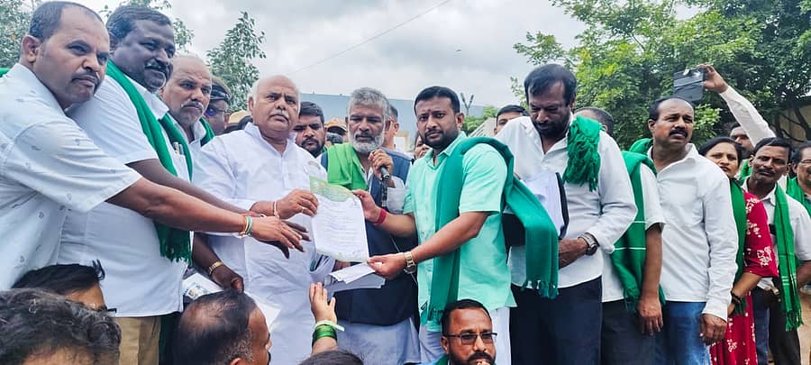ಬೇಡಿಕೆ ಈಡೇರಿಸುವಂತೆ ಆಗ್ರಹಿಸಿ ರತ್ನ ಭಾರತ ರೈತ ಸಮಾಜದಿಂದ ಸಚಿವ ಶಿವಾನಂದ ಪಾಟೀಲ ಅವರಿಗೆ ಬುಧವಾರ ಮನವಿ ಸಲ್ಲಿಸಲಾಯಿತು 