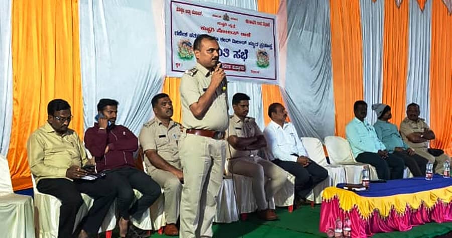 ಕುಷ್ಟಗಿಯಲ್ಲಿ ನಡೆದ ಶಾಂತಿಸಭೆಯಲ್ಲಿ ಸಿಪಿಐ ಯಶವಂತ ಬಿಸನಳ್ಳಿ ಮಾತನಾಡಿದರು. ತಹಶೀಲ್ದಾರ್ ಅಶೋಕ ಶಿಗ್ಗಾಂವಿ ಹಾಗೂ ಇತರರು ಇದ್ದರು