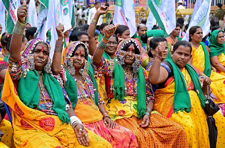 ರೈತ ಸಂಘ ಹಾಗೂ ಹಸಿರು ಸೇನೆಯ ನೇತೃತ್ವದಲ್ಲಿ ನಗರದ ಸ್ವಾತಂತ್ರ್ಯ ಉದ್ಯಾನದಲ್ಲಿ ಬುಧವಾರ ಪ್ರತಿಭಟನೆ ನಡೆಯಿತು