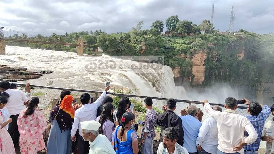 <div class="paragraphs"><p>ಘಟಪ್ರಭಾ ನದಿ ಉಕ್ಕೇರಿದ ಪರಿಣಾಮ ಗೋಕಾಕ ಜಲಪಾತ ರುದ್ರ ರಮಣೀಯವಾಗಿ ಹರಿಯುತ್ತಿದೆ. ಅಪಾರ ಸಂಖ್ಯೆಯ ಪ್ರವಾಸಿಗರು ಬರುತ್ತಿದ್ದಾರೆ.</p></div>