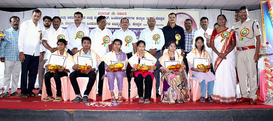 ಕೊಪ್ಪಳದಲ್ಲಿ ಬುಧವಾರ ನಡೆದ ಡಿ.ದೇವರಾಜ ಅರಸು ಜಯಂತಿ ಕಾರ್ಯಕ್ರಮದಲ್ಲಿ ಸಾಧಕ ವಿದ್ಯಾರ್ಥಿಗಳನ್ನು ಸನ್ಮಾನಿಸಲಾಯಿತು