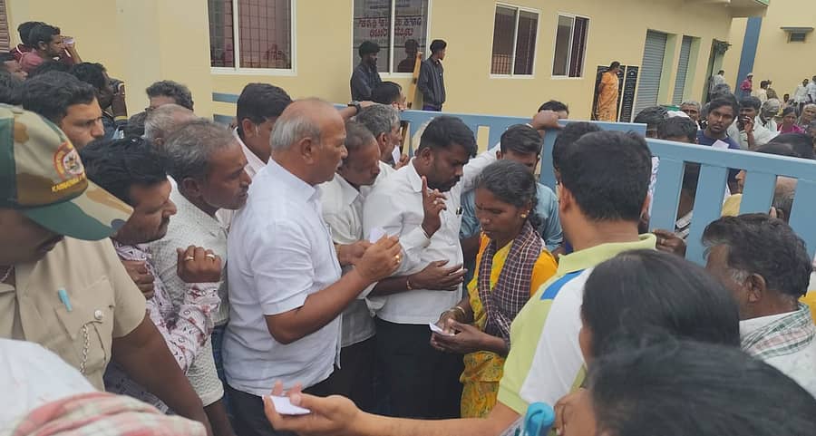 ಅರಸೀಕೆರೆ ತಾಲ್ಲೂಕಿನ ಬಾಣಾವಾರ ಹೋಬಳಿ ಕೇಂದ್ರದಲ್ಲಿ ರೈತರು ಯೂರಿಯಾ ಗೊಬ್ಬರಕ್ಕಾಗಿ ಸೊಸೈಟಿ ಹತ್ತಿರ ಜಮಾಯಿಸಿರುವುದು