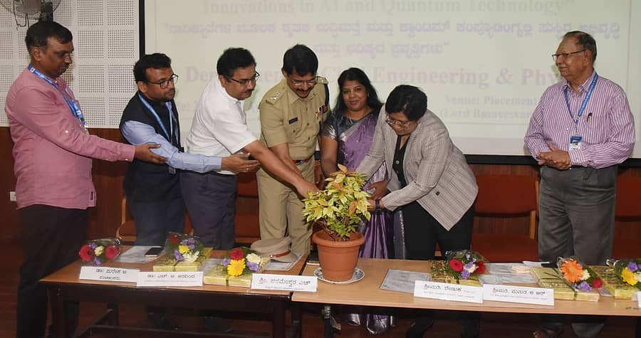 ದಾವಣಗೆರೆಯ ಬಾಪೂಜಿ ಎಂಜಿನಿಯರಿಂಗ್ ಮತ್ತು ತಾಂತ್ರಿಕ ಕಾಲೇಜಿನಲ್ಲಿ ಬುಧವಾರ ಆಯೋಜಿಸಿದ್ದ ಕಾರ್ಯಗಾರವನ್ನು ಮಹಾನಗರ ಪಾಲಿಕೆಯ ಆಯುಕ್ತೆ ರೇಣುಕಾ ಉದ್ಘಾಟಿಸಿದರು