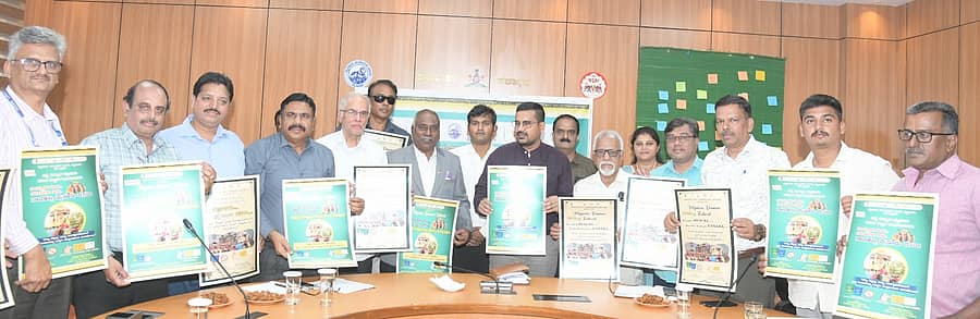 ಮಹಾನಗರ ಪಾಲಿಕೆಯ ಸ್ವಚ್ಛತಾ ಪೋಸ್ಟರ್ ಅನ್ನು ಪಾಲಿಕೆ ಆಯುಕ್ತ ಶೇಕ್ ತನ್ವೀರ್ ಆಸೀಫ್‌ ಬುಧವಾರ ಬಿಡುಗಡೆ ಮಾಡಿದರು. ದಾಸೇಗೌಡ, ಡಾ. ನಾಗರಾಜು, ಸತ್ಯಮೂರ್ತಿ, ಮೃತ್ಯುಂಜಯ, ನಾರಾಯಣ ಗೌಡ, ಭಾಮಿ ಶೆಣೈ, ಕೆ.ಬಿ. ಲಿಂಗರಾಜು ಜೊತೆಗಿದ್ದರು