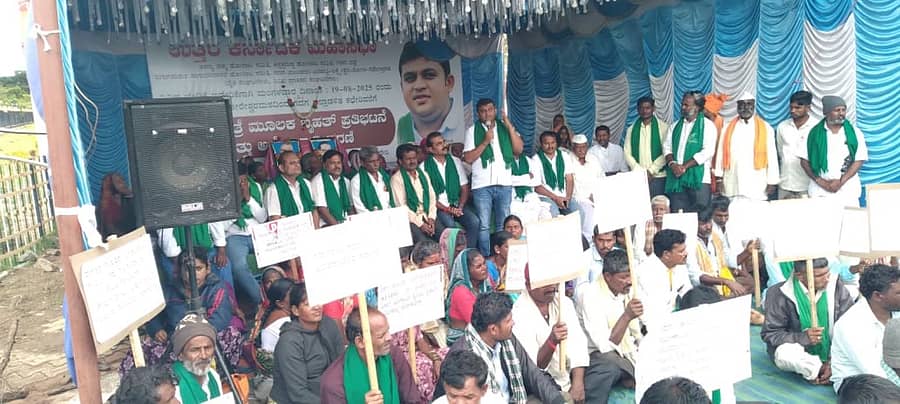 ಗದಗ ಜಿಲ್ಲಾಧಿಕಾರಿ ಕಚೇರಿ ಎದುರು ಉತ್ತರ ಕರ್ನಾಟಕ ಮಹಾಸಭಾದ ವತಿಯಿಂದ ನಡೆಯುತ್ತಿರುವ ಅಹೋರಾತ್ರಿ ಧರಣಿಯಲ್ಲಿ ರವಿಕಾಂತ ಅಂಗಡಿ ಮಾತನಾಡಿದರು