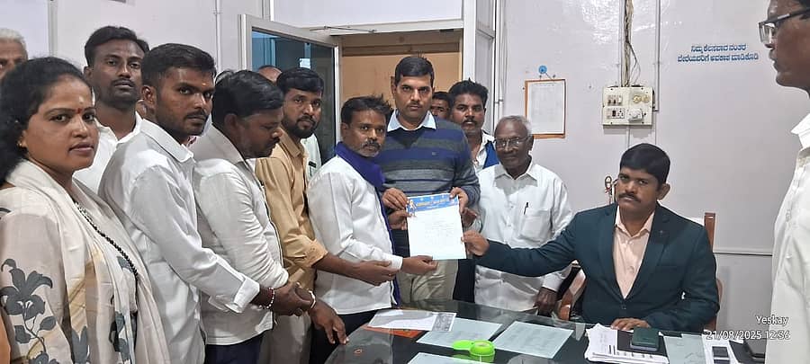 ಹಿರಿಯೂರಿನಲ್ಲಿ ಗುರುವಾರ ಮಹಾನಾಯಕ ದಲಿತ ಸೇನೆ ಸಂಘಟನೆ ಮುಖಂಡರು ಸರ್ಕಾರ ಒಳ ಮೀಸಲಾತಿ ಜಾರಿಮಾಡುವಾಗ ಸಾಮಾಜಿಕವಾಗಿ, ಆರ್ಥಿಕವಾಗಿ ಹಿಂದುಳಿದಿರುವ ಅಲೆಮಾರಿ ಸಮುದಾಯಗಳನ್ನು ಸ್ಪೃಶ್ಯ ಜಾತಿಯವರೊಂದಿಗೆ ಸೇರಿಸುವ ಬದಲು ಪ್ರತ್ಯೇಕ ಮೀಸಲಾತಿ ಕಲ್ಪಿಸುವಂತೆ ಒತ್ತಾಯಿಸಿ ಉಪವಿಭಾಗಧಿಕಾರಿ ಮಹಬೂಬ್ ಜಿಲಾನಿ ಖುರೇಷಿ ಅವರಿಗೆ ಮನವಿ ಸಲ್ಲಿಸಿದರು.