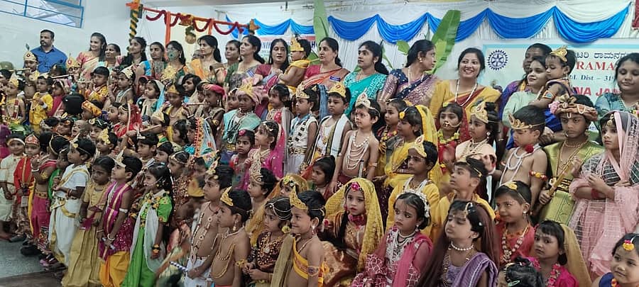 ರಾಮನಗದ ಶಾಂತಿಕೇತನ ಪಬ್ಲಿಕ್ ಶಾಲೆಯಲ್ಲಿ ಕೃಷ್ಣ ಜನ್ಮಾಷ್ಟಮಿಯನ್ನು ವಿಜೃಂಭಣೆಯಿಂದ ಆಚರಿಸಲಾಯಿತು. ಮಕ್ಕಳು ಕೃಷ್ಣ ಮತ್ತು ರಾಧಾ ವೇಷದಲ್ಲಿ ಗಮನ ಸೆಳೆದರು