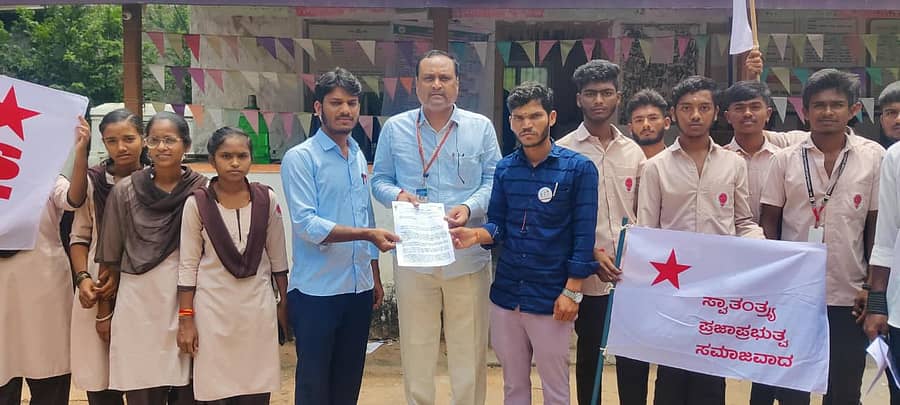 ಚಿತ್ರದುರ್ಗ ಜಿಲ್ಲೆಯಲ್ಲಿ ವಿದ್ಯಾರ್ಥಿನಿಯ ಬರ್ಬರ ಹತ್ಯೆ ಖಂಡಿಸಿ ಗಜೇಂದ್ರಗಡದ ತಾಲ್ಲೂಕು ಎಸ್.ಎಫ್‌.ಐ ನೇತೃತ್ವದಲ್ಲಿ ವಿದ್ಯಾರ್ಥಿಗಳು ತಹಶೀಲ್ದಾರ್‌ ಕಿರಣಕುಮಾರ ಕುಲಕರ್ಣಿ ಅವರಿಗೆ ಮನವಿ ಸಲ್ಲಿಸಿದರು